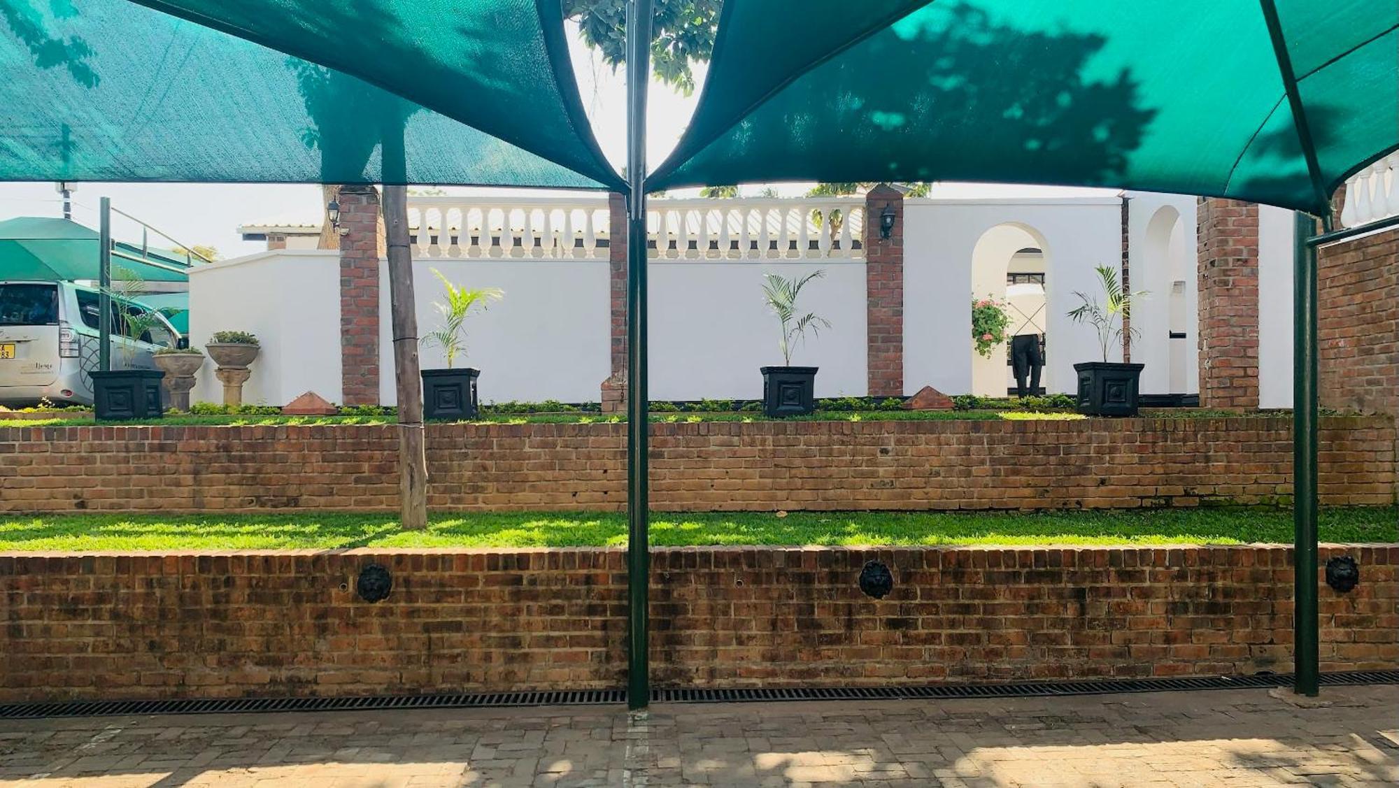 The Leslie Executive Hotel Blantyre Exterior photo