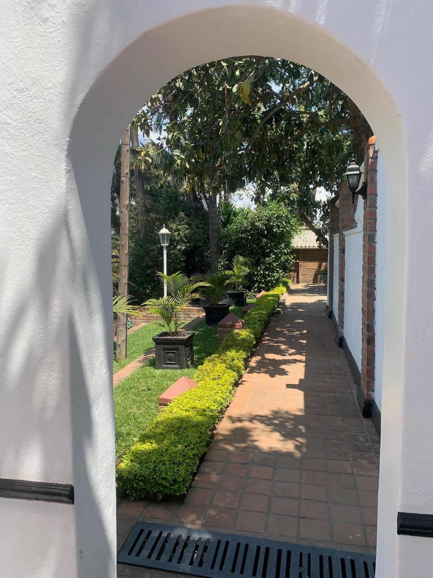The Leslie Executive Hotel Blantyre Exterior photo