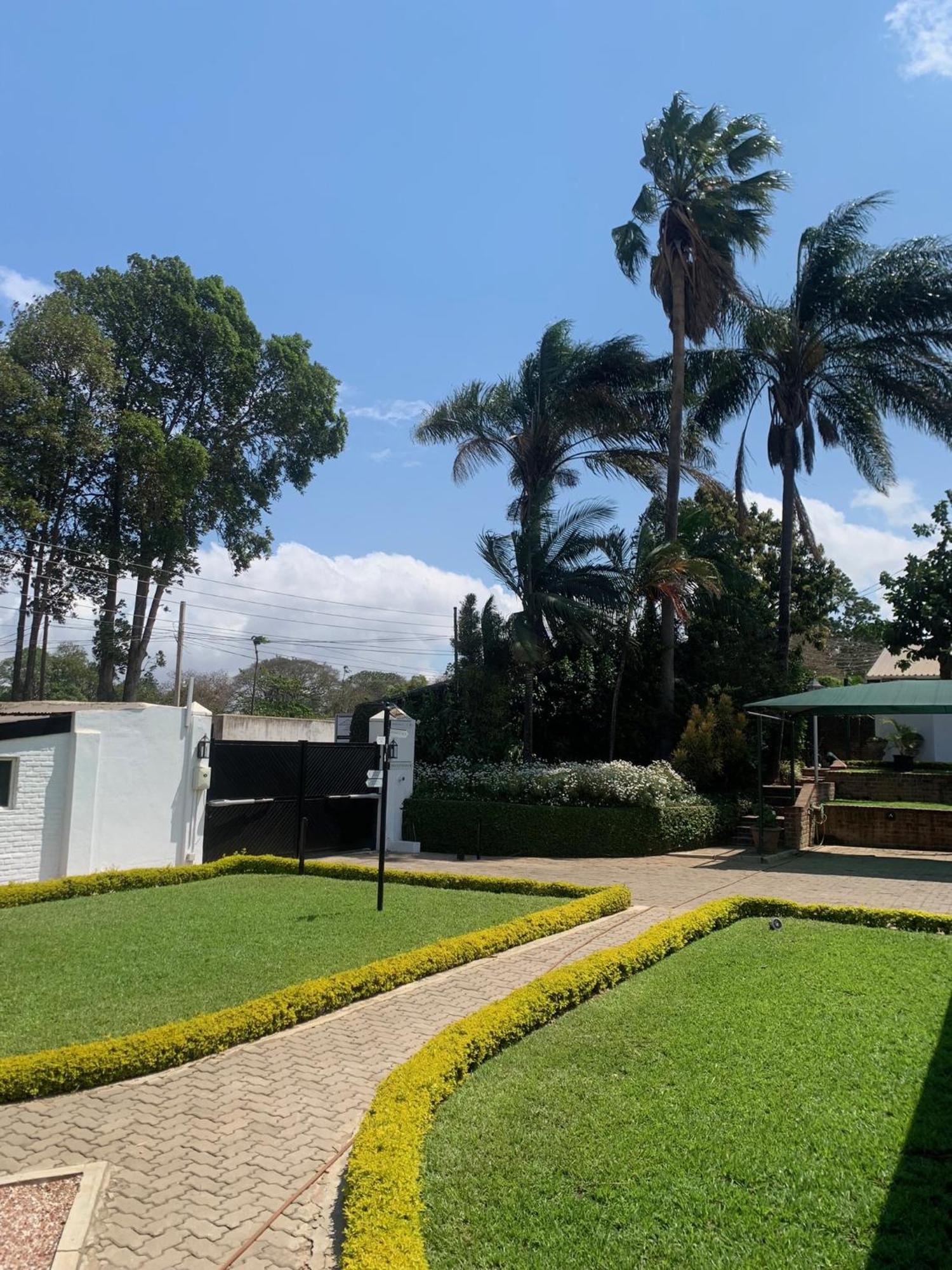 The Leslie Executive Hotel Blantyre Exterior photo